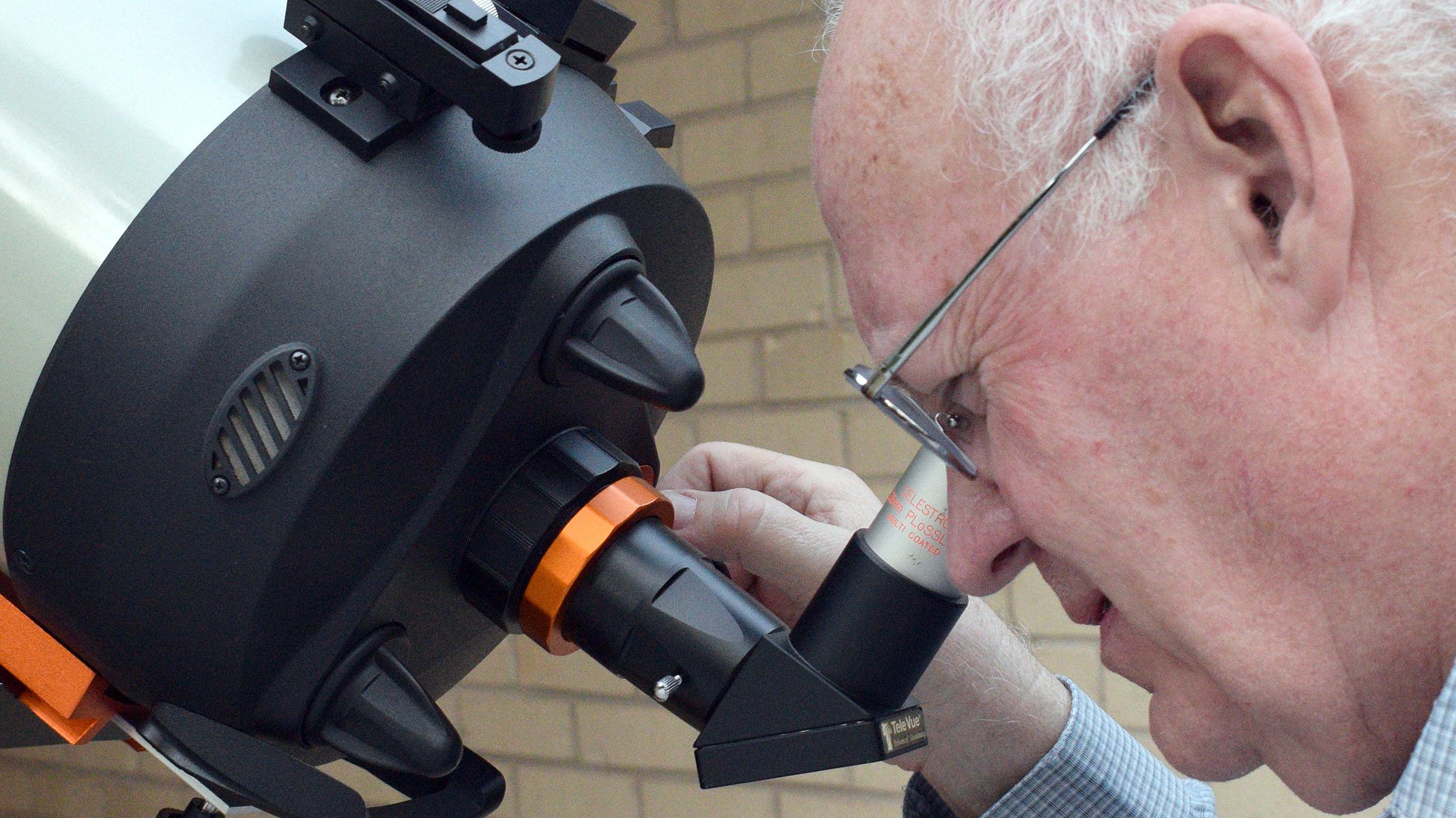A szerző az okuláron keresztül egy teleszkópos celestronra néz
