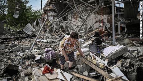 Lakosok holmik után kutatnak otthonaik romjai alatt, miután június 1-jén a kelet-ukrajnai Donbász régióban lévő Szlovenszk városában egy támadás lerombolt három otthont.