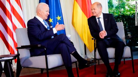 Olaf Schulz német kancellár jobb oldalon üdvözölte Joe Biden amerikai elnököt, balról kétoldalú találkozón a németországi Garmisch-Partenkirchen melletti Kruenben található Elmau kastélyban 2022. június 26-án, vasárnap. 