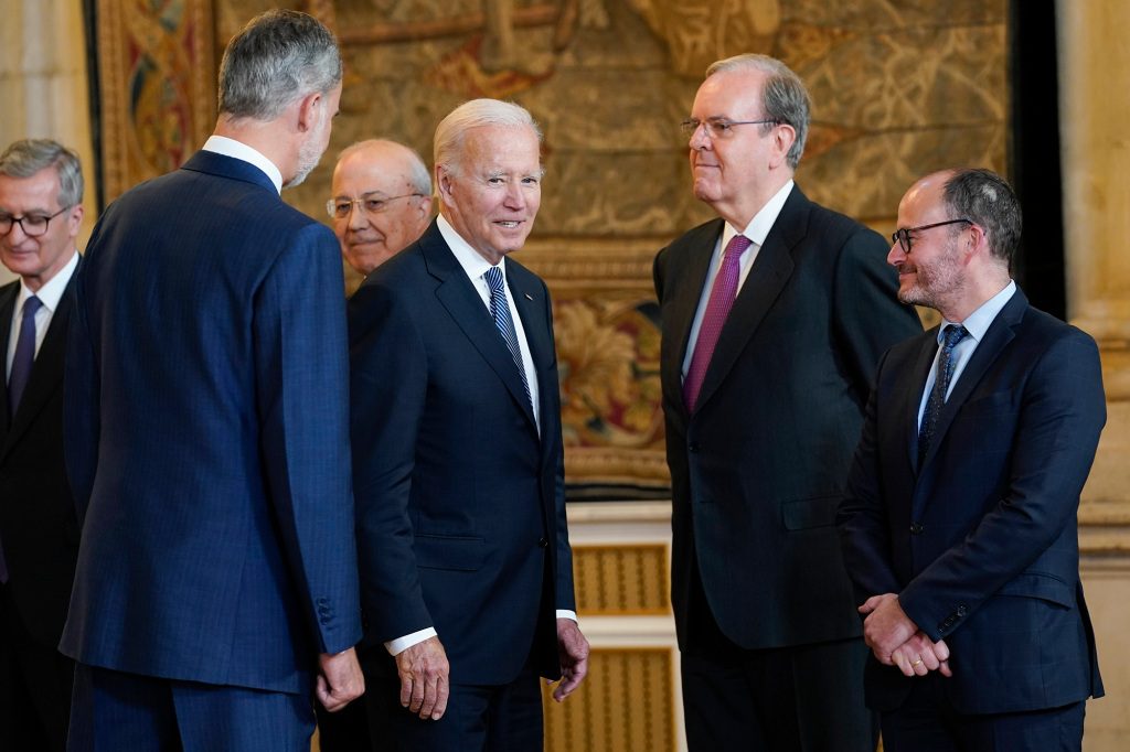 Joe Biden elnök találkozik VI. Felipe spanyol királlyal és a spanyol delegációval a madridi királyi palotában 2022. június 28-án, kedden.