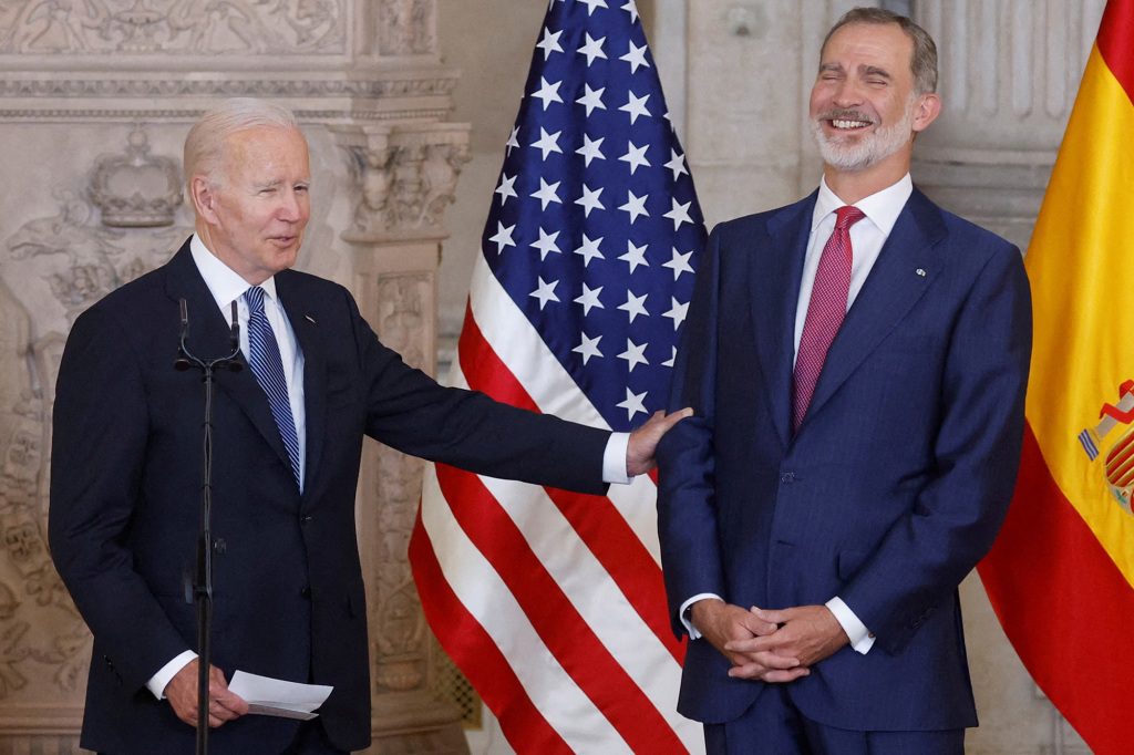 VI. Felipe spanyol király nevet Joe Biden elnök nyilvánvaló viccén.