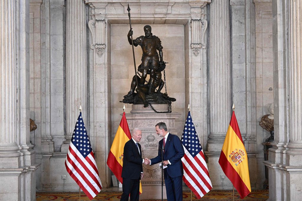 VI. Felipe spanyol király fogadja Joe Biden elnököt a spanyolországi madridi királyi palotában.