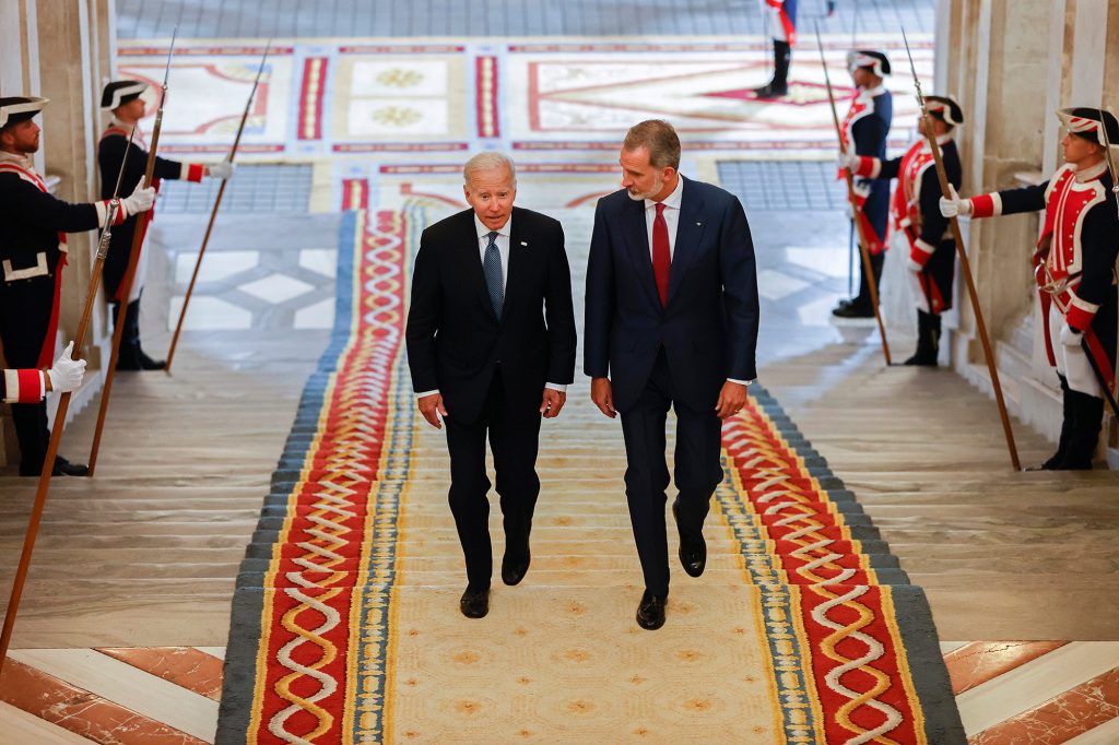 Joe Biden amerikai elnök balra és Felipe spanyol király felmászik a madridi királyi palota lépcsőin 2022. június 28-án, kedden. A NATO-államfők keddtől csütörtökig a madridi NATO-csúcson találkoznak.