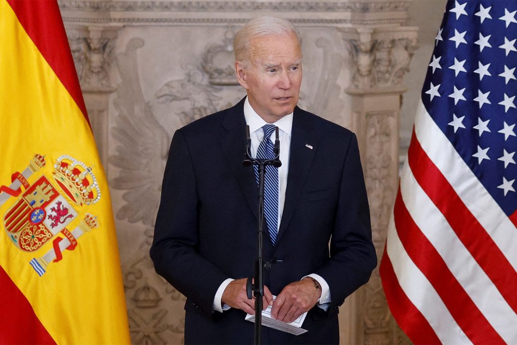 Joe Biden amerikai elnök beszédet mond, amikor VI. Felipe spanyol királlyal találkozik a királyi palotában a NATO-csúcstalálkozó előtt Madridban, 2022. június 28-án.