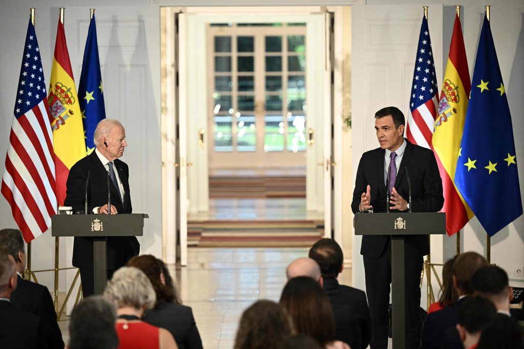 Joe Biden amerikai elnök (L) és Pedro Sanchez spanyol miniszterelnök sajtótájékoztatót tartott a madridi La Moncloa Palotában, az Észak-atlanti Szerződés Szervezetének (NATO) 2022. június 28-i csúcstalálkozójának a szélén.