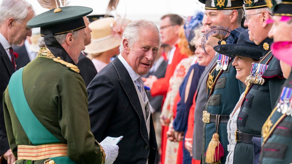 Károly herceg nem kap készpénzadományt a készpénzes táskabaleset után