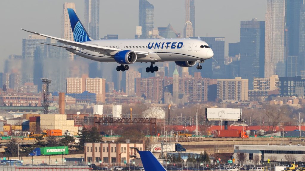 A United Airlines 12%-kal csökkenti Newarkba tartó belföldi járatait, hogy segítse a késések megfékezését