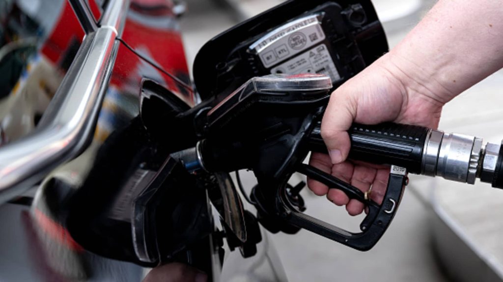A britek gallononként 8,60 dollárt fizetnek, míg a benzinért 125 dollárt fizetnek a családi autók feltöltéséhez