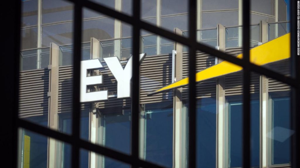 Az Ernst & Young 100 millió dolláros bírságot szabott ki, miután az alkalmazottak csaltak a CPA-vizsgákon