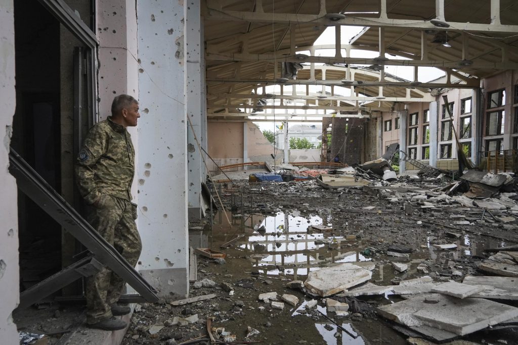 Az ukrán hadsereg elhagyja a lerombolt várost, hogy megerősített pozíciókat helyezzen el