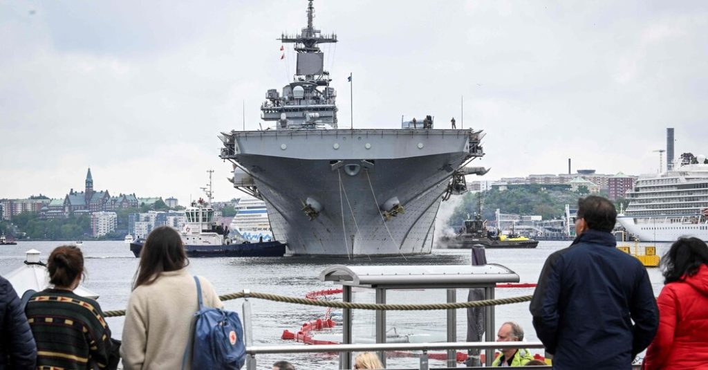 Egy amerikai hadihajó érkezik Stockholmba, hogy hadgyakorlatot tartson és figyelmeztessen