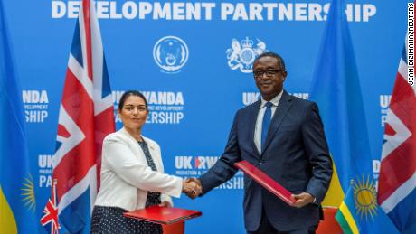 Priti Patel brit belügyminiszter kezet fogott Vincent Beirutari ruandai külügyminiszterrel, miután április 14-én a ruandai Kigaliban tartott közös sajtótájékoztatón aláírta a partnerségi megállapodást.