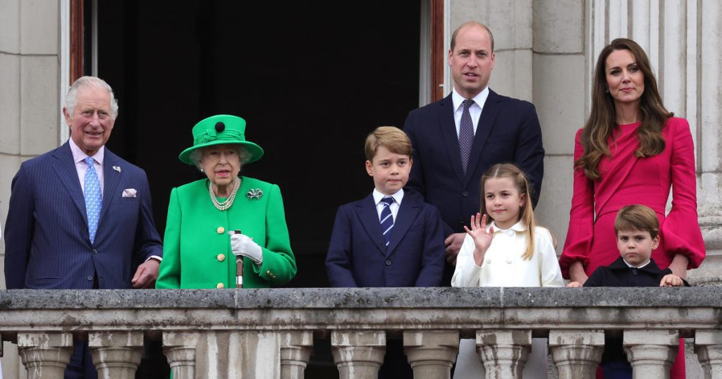 Erzsébet királynő hirtelen megjelenik az erkélyen, hogy befejezze a jubileumi ünnepséget