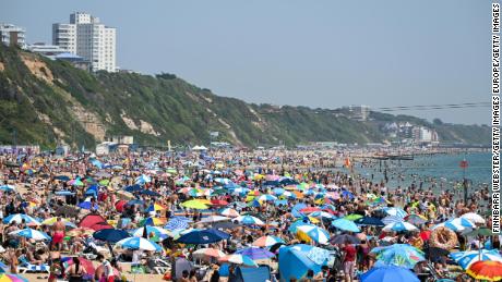Zsúfolt tengerpart Bournemouthban június 17-én, amikor Nagy-Britanniában rekkenő hőmérsékletnek van kitéve. 