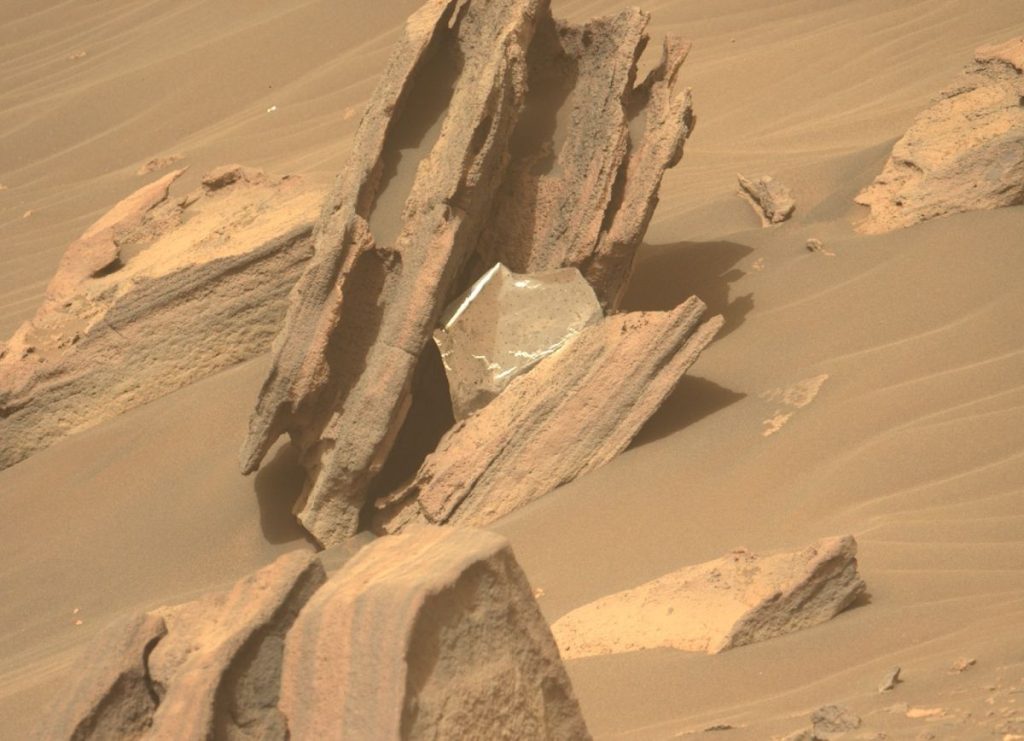 Kitart a Marson, kémlekedik futóművének egy darabjával