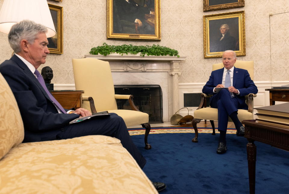 Joe Biden amerikai elnök találkozik a Federal Reserve elnökével, Jerome Powell-lel és Janet Yellen amerikai pénzügyminiszterrel, hogy a gazdaságról beszéljenek a Fehér Ház Ovális Irodájában Washingtonban, 2022. május 31-én. REUTERS/Lea Millis