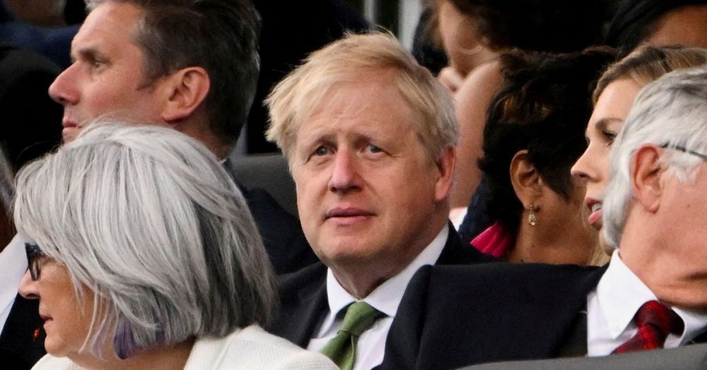 Miután a brit Boris Johnson megsérült, éppen túlélte pártja bizalmi szavazását