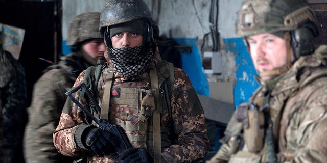 Az ukrán hadsereg katonái 2022. március 5-én egy óvóhelyen várják a bombázást Luhanszk régióban. 