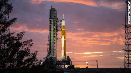 A NASA kritikus lépésekbe helyezi az Artemis holdrakétát a kilövés előtt