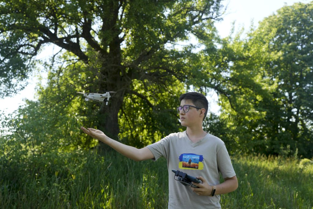 Ukrajna tinédzser drónbajnoka: örülök, hogy elpusztítottunk valakit