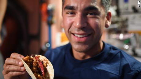 Az űrhajósok a rekordot döntõ chilei betakarítást ünneplik az ûrben taco-esttel
