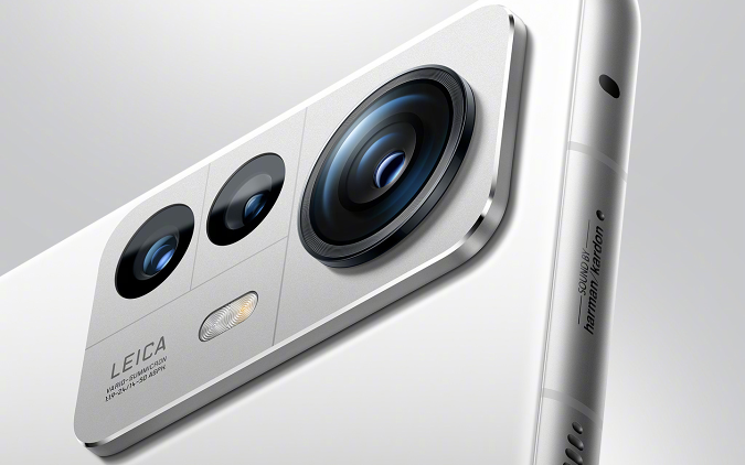 Közeli kép a Leica Vario-Summicron 1-ről: 1,9-2,4 / 14-50 ASPH kamerarendszer a Xiaomi 12S Pro-ból, mindhárom kamera 50 MP-es érzékelővel rendelkezik.