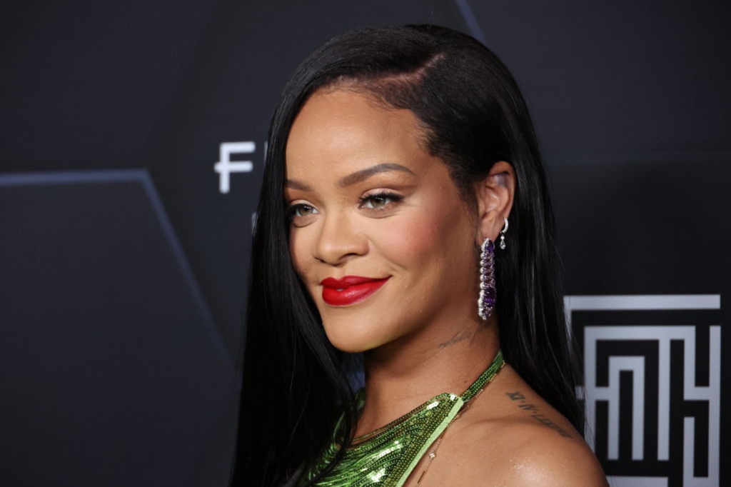 Rihanna egy fotón pózol, miközben 50 Beauty és 50 Skin szépségmárkáit ünnepli a Joya Studiosban 2022. február 11-én Los Angelesben, Kaliforniában.