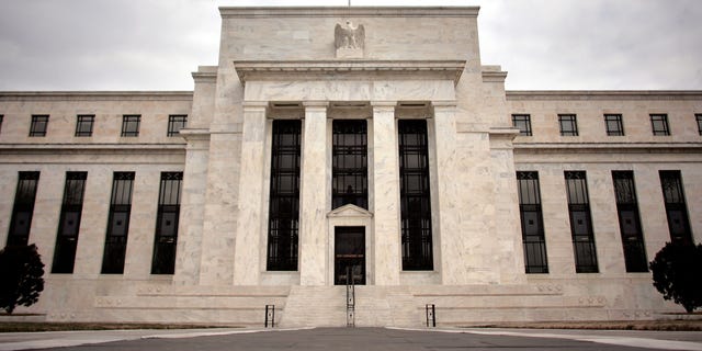 WASHINGTON - január 22.: A Federal Reserve Building 2008. január 22-én látható Washington DC-ben.  (Fotó: Chip Somophila/Getty Images)
