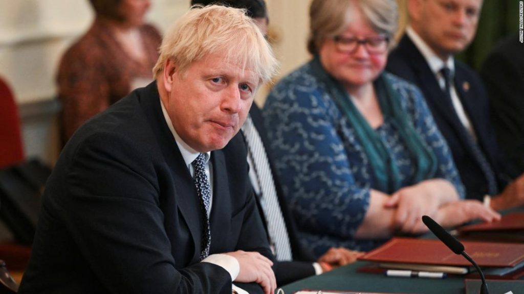 Miért néz szembe Boris Johnson brit miniszterelnök legnagyobb válságával, és mi következik?
