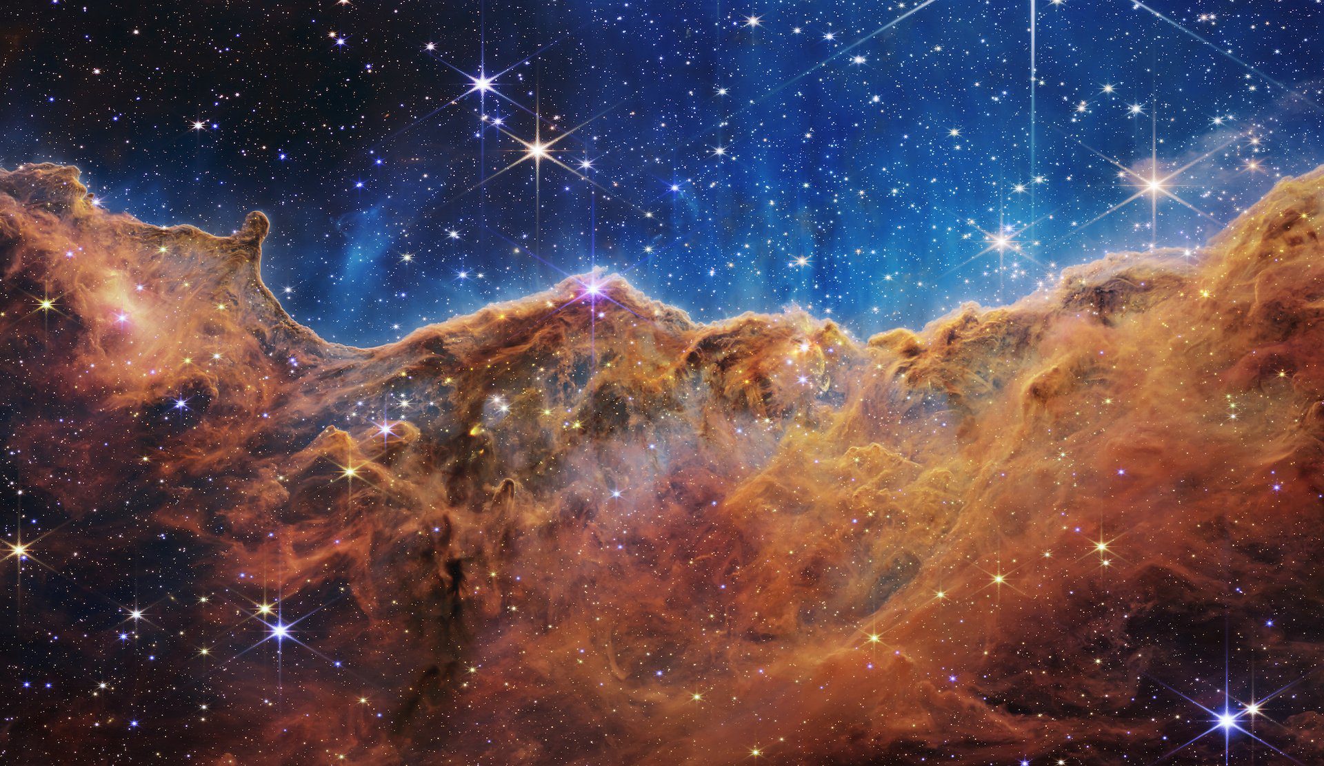 A Carina-köd por- és gázfelhői, ahol csillagok keletkeznek, a James Webb teleszkóp felvétele.