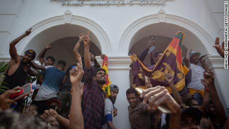 Srí Lanka zűrzavaros, elnöke pedig elmenekült.  Íme, mit tudunk