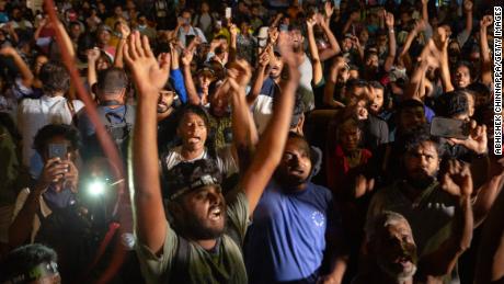A Srí Lanka állambeli Colombóban ünnepelnek az emberek, amikor értesülnek Gotabaya Rajapaksa elnök július 14-i lemondását.