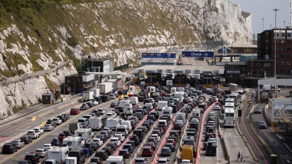 A Brexitet okolják a késésekért, mivel a brit teherautó-sofőrök és utazók holtpontra néznek Doverben