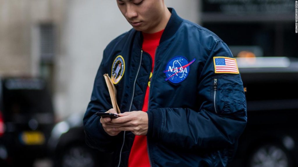 Miért hord mindenki NASA márkájú ruhákat?