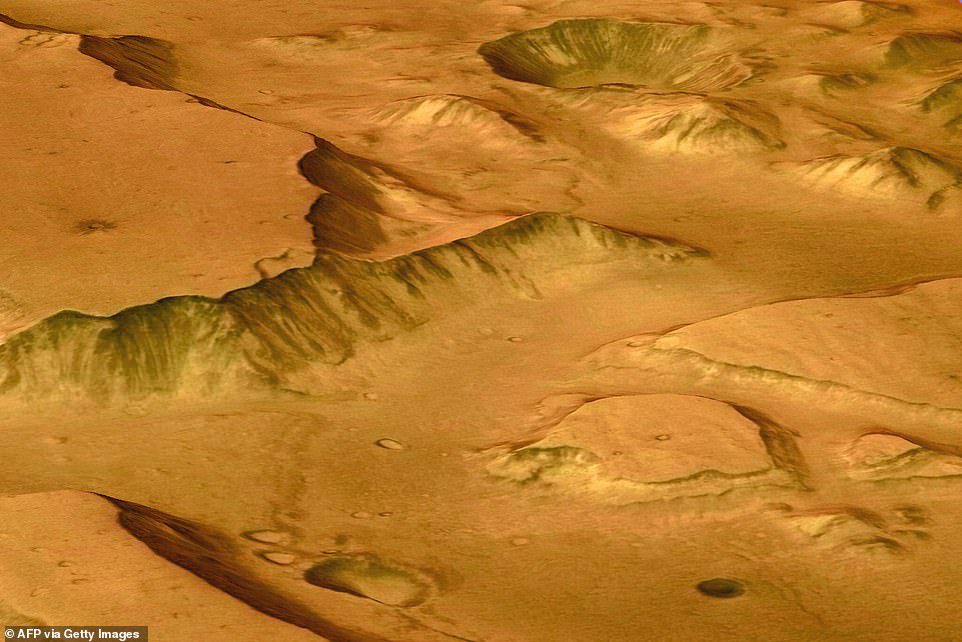 Ez a Mars Express által készített kép Mesa perspektivikus képét mutatja a Valles Marineristől keletre, a Naprendszer legnagyobb kanyonjaitól.