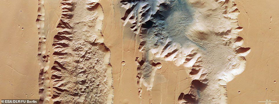 A vörös bolygó hatalmas völgyét tárták fel az Európai Űrügynökség által közzétett új képeken.  Az új kép két árkot vagy szakadékot ábrázol, amelyek Valles Marineris nyugati részének részét képezik.  A bal oldalon a Lus Chasma található, amely 521 mérföld hosszú, a jobb oldalon pedig a Tithonium Chasma, amely 500 mérföld hosszú
