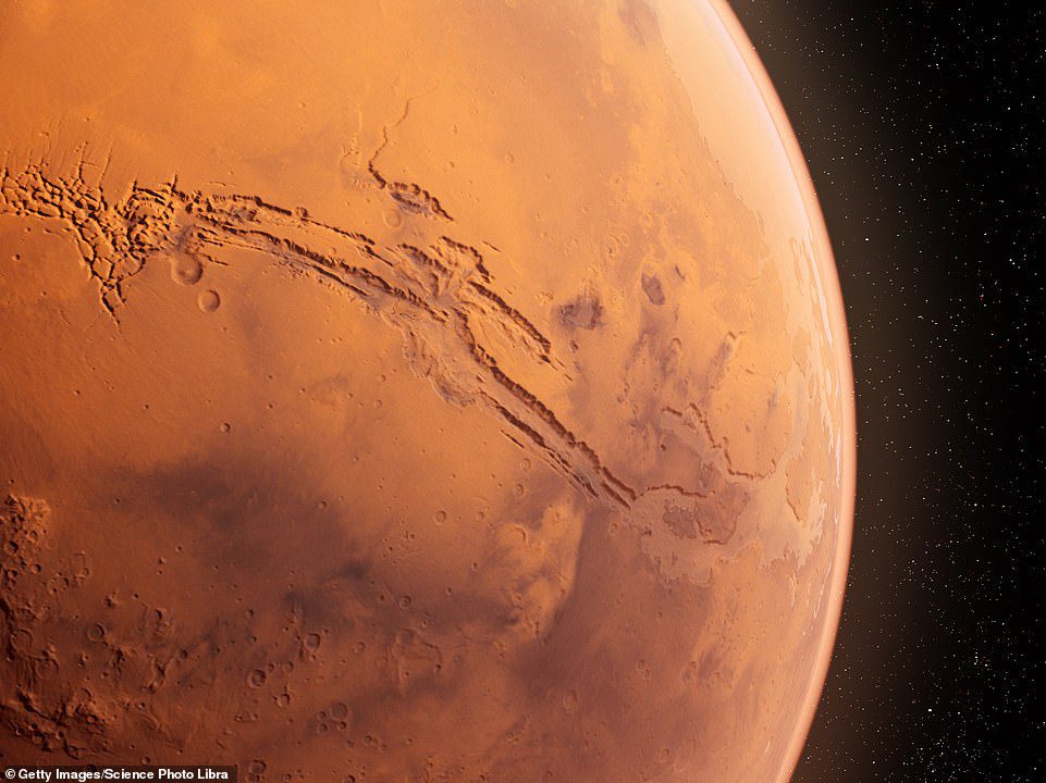 A fenti képen a Valles Marineris-völgy számítógépes illusztrációja a vörös bolygón, a Naprendszer legnagyobb völgyében