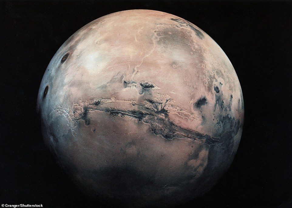 A Vörös Bolygó hatalmas Valles Marineris-je – amely a bolygó kerületének nagyjából egynegyedét öleli át – a Granger-csoport képén fent (középen) látható.