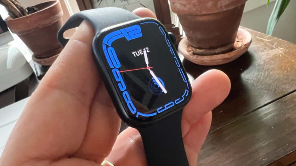 A tartós Apple Watch Series 8 új dizájnt mutat be