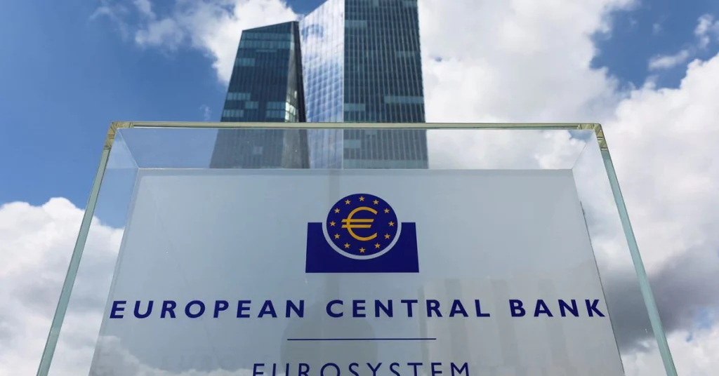 Az Európai Központi Bank nagyobb mértékben emeli a kamatlábakat, mint amennyiről beszámoltak az infláció megfékezéséért folytatott versenyben