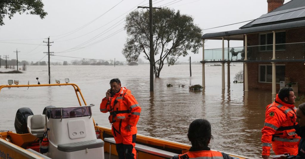 Az ausztráliai áradások súlyosbodnak, mivel több ezren hagyják el otthonaikat Sydneyben