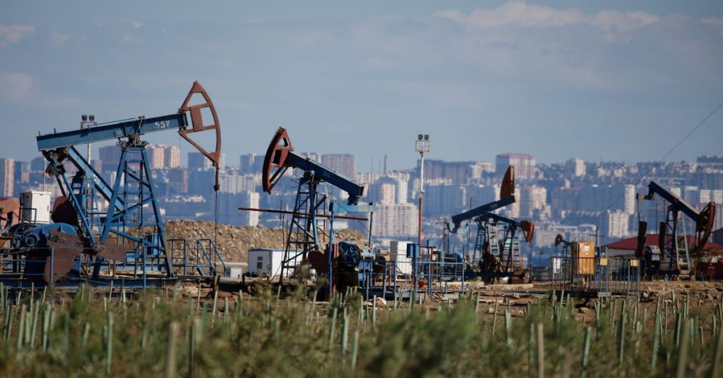 Az olajárak több mint 4 dollárral esnek, mielőtt egy potenciálisan jelentős kamatemelést hajtanak végre az Egyesült Államokban