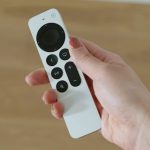 Az újratervezett Siri Remote firmware frissítést kap az Apple TV tulajdonosok számára