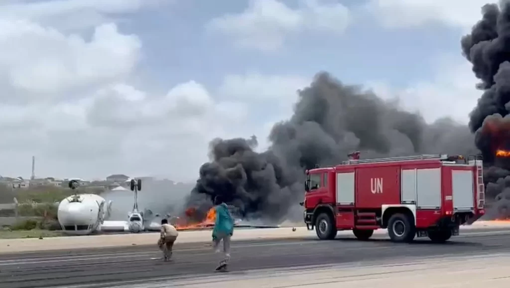 Felborult egy repülőgép, miután lezuhant a szomáliai Mogadishu repülőtéren