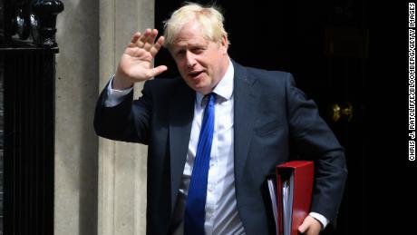 Boris Johnson ragaszkodik a miniszterelnökségéhez, miután több tucat brit törvényhozó kilépett, és sürgette őt, hogy lépjen ki
