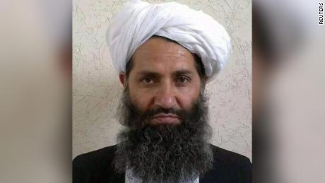 Akhundzada visszahúzódó vezetőként ismert.  Ezen a dátum nélküli fotón több tálib tisztviselő azonosította, akik megtagadták a nevét.