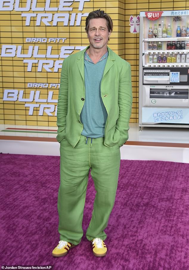 Brad kinézete: Pitt kékeszöld ingben lépett ki egy világos lime zöld kabát alatt, hozzáillő bő nadrággal