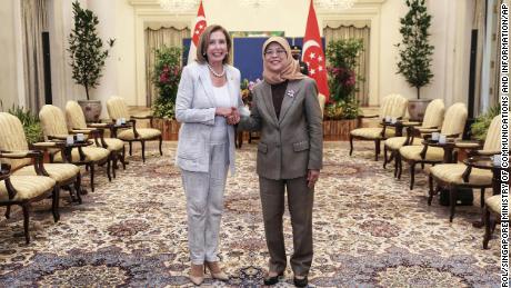Az Egyesült Államok képviselőházának elnöke, Nancy Pelosi baloldalon és Halimah Yacoub szingapúri elnök kezet fogott a szingapúri Istana elnöki palotában augusztus 1-jén, hétfőn.