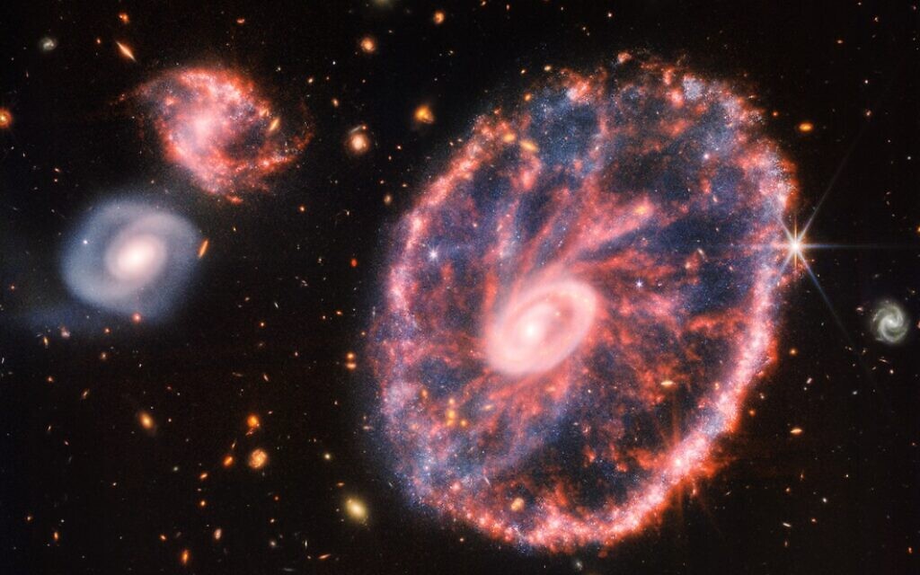 A Webb teleszkóp megörökíti az 500 millió fényévnyire lévő színes Cartwheel galaxist