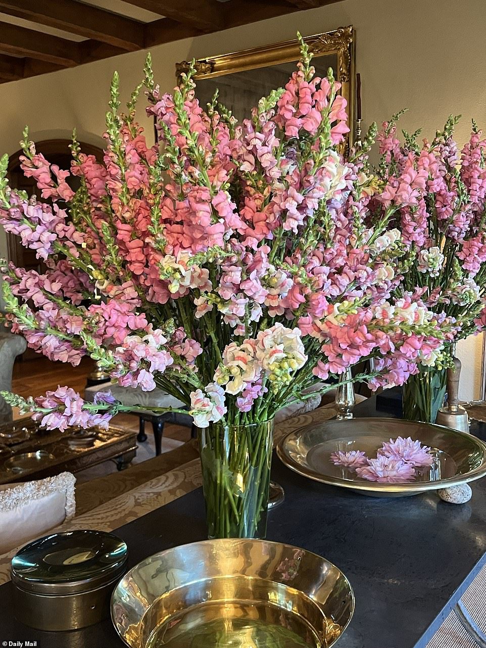 Gyönyörű: Mártának rózsaszín és fehér virágkompozíciói is voltak az asztalok mentén